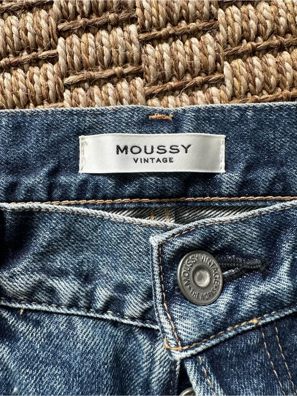Moussy Vintage Women’s Size 26 Medium Wash Straight Leg Raw Hem Distressed Jeans